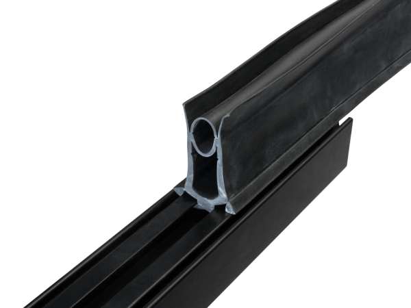 Панелно крепежно тяло с монтирано уплътнение